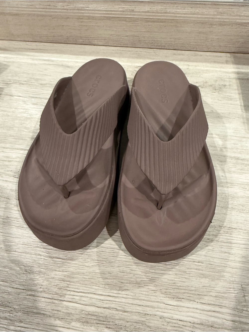Crocs getaway platform flip flops